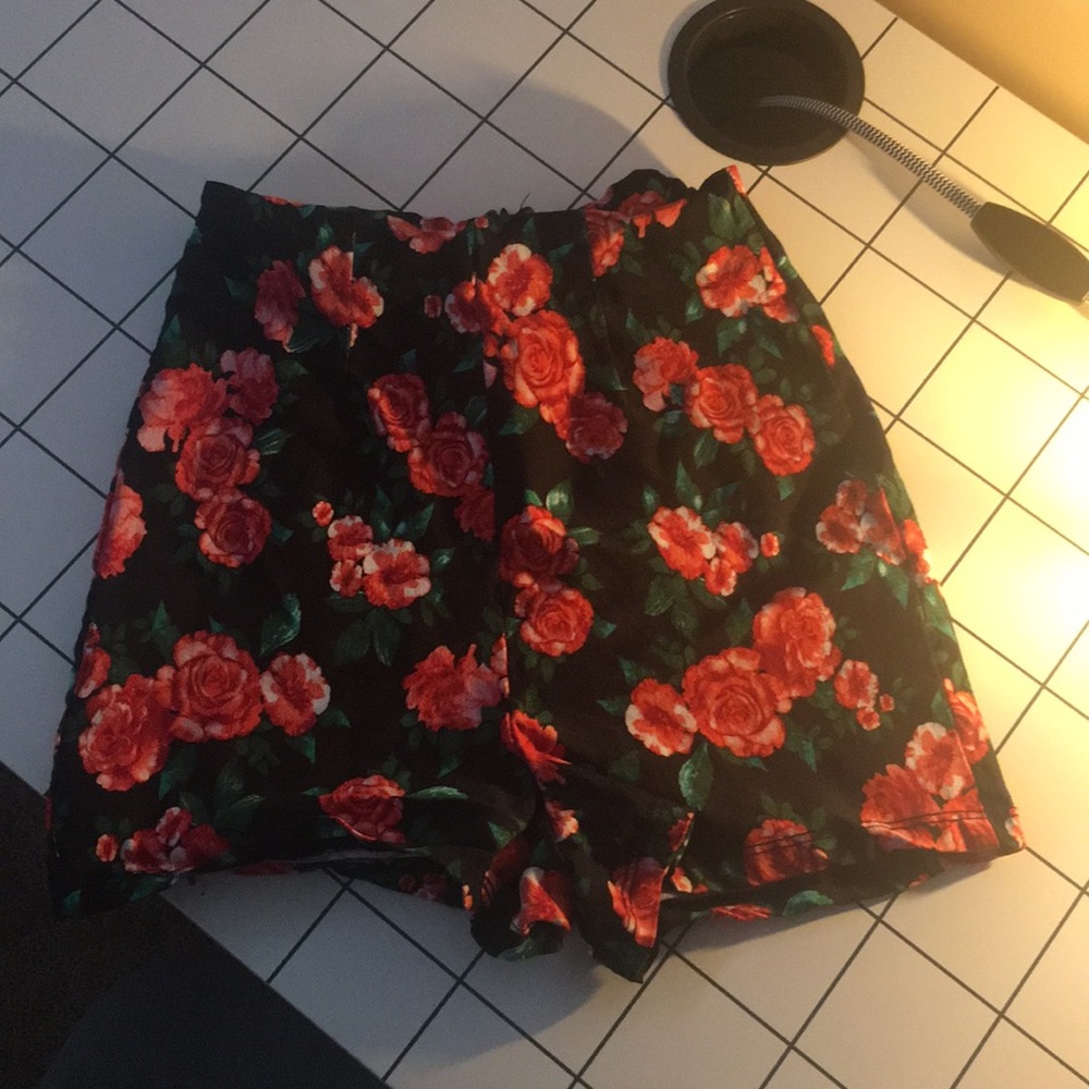 Printed red roses booty shorts